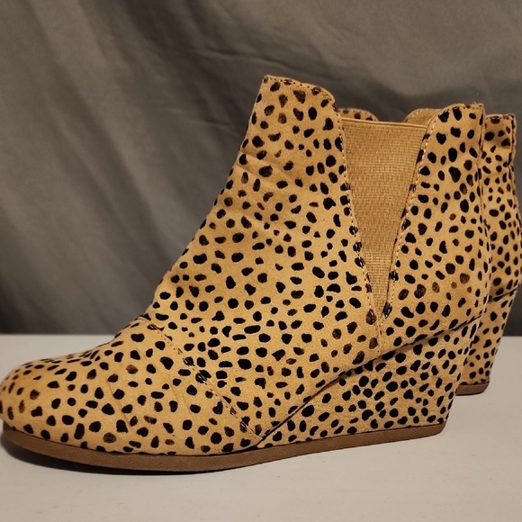 Soda Shoes - Tan and Black Ankle Boots with V-Shaped Elastic